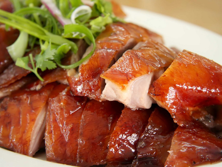 Sau khi mua về nhà, vịt sẽ được làm thịt và chế biến thành những món ăn thịnh soạn, trong đó vịt quay là món không thể thiếu. Ảnh: Business Insider UK.