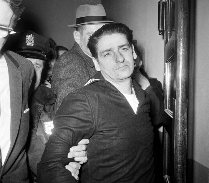 Tháng 10/1964, cảnh sát bắt giữ Albert DeSalvo vì tội cưỡng hiếp một phụ nữ tại nhà riêng. Tên này cũng lên tiếng nhận tội về các vụ giết người hàng loạt trước đó. Ảnh: Wbur.org.