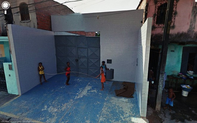 Từ năm 2007 đến nay, Google Street View đã chụp tổng cộng 5 triệu dặm đường, qua 45 quốc gia và 3.000 thành phố trên thế giới. Nhà làm phim Canada Jon Rafman đã tìm ra và sưu tầm những khoảnh khắc ấn tượng nhất và post lên blog cá nhân. Trong ảnh là một nhóm trẻ em đang chơi nhảy dây bên trong một căn nhà xây dang dở.