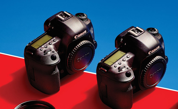 1. Bộ đôi Canon EOS 5D Mark III. Chiếc máy ảnh full-frame này của Canon đã ra đời từ năm 2012 nhưng hiện vẫn là tiêu chuẩn "vàng" cho các nhiếp ảnh gia báo chí. Souza thường xuyên mang bên mình 2 thân máy và sử dụng chúng ở chế độ Silent nhằm giảm tiếng ồn màn trập - vốn rất phiền phức trong các sự kiện, khoảnh khắc quan trọng.