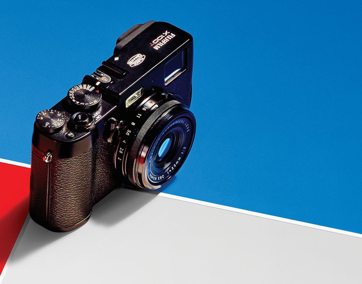 4. Fujifilm X100T. Trong thời gian rảnh rỗi, Souza thường xuyên sử dụng chiếc máy ảnh cỡ nhỏ Fujifilm X100T. Đây là phiên bản nâng cấp của X100S với hệ thống bắt nét tự động tốt hơn. Chiếc máy ảnh này dùng cảm biến APS-C tương đường các dòng DSLR nhưng có thân vỏ nhỏ gọn, mỏng, nhẹ.