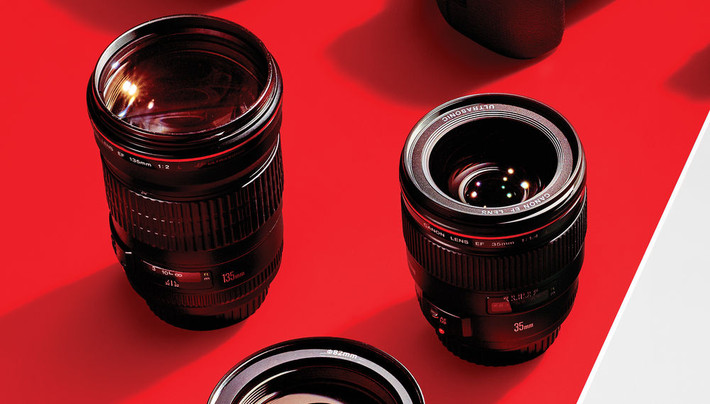 2. Ống kính Canon 135mm f/2.0L (trái) và 35mm f/1.4L. Trái với suy nghĩ của nhiều người rằng, việc chụp ảnh báo chí cần tới các loại ống zoom đa dụng, Souza lại mang theo hai ống kính có tiêu cự cố định. Trong đó, ống 35mm dùng cho các tình huống chụp cận cảnh, trong khi 135mm phù hợp nếu bạn cần giữ khoảng cách với chủ thể - ví dụ như khi nhà lãnh đạo Mỹ phát biểu trên bục hoặc tham gia các hoạt động ngoài trời.