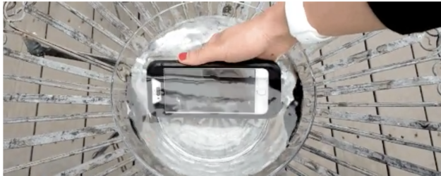 iPhone rơi vào nước:Trong trường hợp đang máy đang tắt nguồn và bị rơi vào nước, người dùng không được khởi động lại máy, có thể dẫn đến chập mạch bên trong. Người dùng nên để máy khô ráo trong khoảng 2 ngày rồi thử khởi động lại. Trường hợp máy đang bật nhưng trong chế độ ngủ, người dùng có thể bật máy để xem coi gì bất thương nhưng đây là cách mạo hiểm. Nếu máy sử dụng ốp lưng, hãy tháo ốp ra và nhẹ nhàng lắc máy để rũ nước trong các cổng sạc hoặc tai nghe. Người dùng có thể đặt máy vào hũ gạo để hút ẩm.