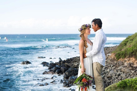 Hawaii: Trong đám cưới truyền thống của Hawaii, chú rể mặc áo sơmi màu trắng, còn cô dâu sẽ đội một chiếc vòng hoa trên đầu để tô điểm cho mái tóc.