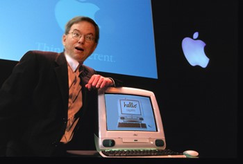 Mâu thuẫn với Eric Schmidt: được Steve Jobs tin tưởng và nhận chiếc trong ghế hội đồng quản trị của Apple vào tháng 8/2006, cựu giám đốc điều hành của Google Eric Schmidt đã từng lên sân khấu và ca ngợi sản phẩm iPhone vào những ngày đầu nó được ra mắt. Thế nhưng, mâu thuẫn giữa Google và Apple ngày càng tăng cao khi lần lượt Android, Chrome OS lần lượt ra đời để cạnh tranh với iPhone và iOS. Tháng 8/2009, Eric Schmidt từ chức và rời khỏi ghế hội đồng quản trị của Apple.