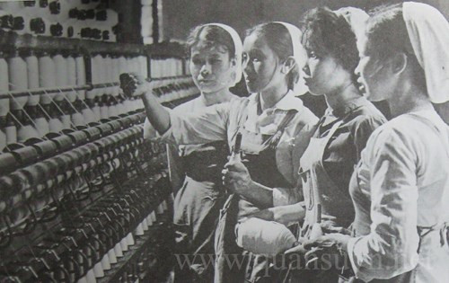 Nhà máy dệt Nam Định chế thử và sản xuất thành công vải may dù thả hàng, cung cấp kịp thời cho Không quân phục vụ chiến trường.