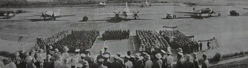 Ngày 1/5/1959, trên sân bay Gia Lâm, Cục Không quân (trước là Ban nghiên cứu sân bay) làm lễ thành lập đơn vị bay đầu tiên của Không quân Quân đội Nhân dân Việt Nam. Những chiếc máy bay vận tải kiểu An-2, Li-2 do các phi công Việt Nam điều khiển đã bay biểu diễn, đánh dấu một bước trưởng thành của không quân ta. Loạt ảnh được chia sẻ trên diễn đàn Quân sự Việt Nam.