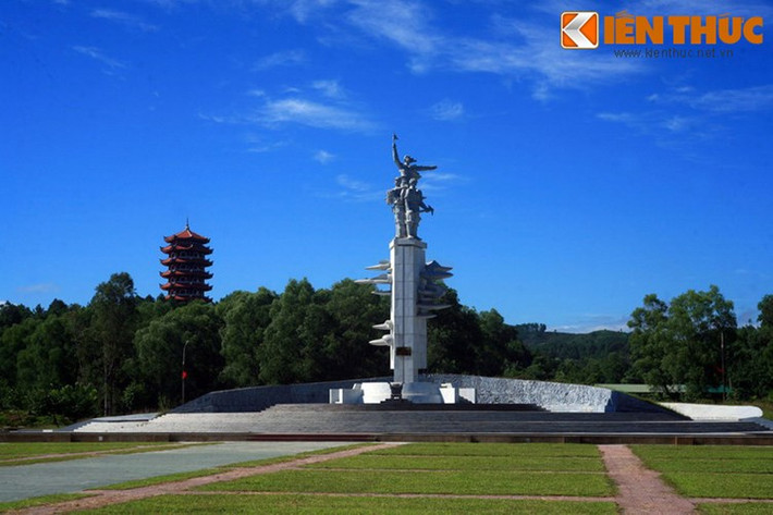 Ngã ba Đồng Lộc là di tích lịch sử gắn liền với sự hi sinh của 10 nữ thanh niên xung phong trong kháng chiến chống Mỹ. Vào năm 1968, nơi đây có một tiểu đội thanh niên xung phong có nhiệm vụ canh giữ giao điểm, phá bom và sửa đường thông xe khi bị bom phá gồm 10 cô gái tuổi từ 17 đến 24. Trưa 24/7/1968, như mọi ngày, 10 cô ra làm nhiệm vụ. 16h30, trận bom thứ 15 trong ngày dội xuống Đồng Lộc, một quả bom rơi xuống ngay sát miệng hầm, nơi 10 cô đang tránh bom. Tất cả đã hy sinh khi tuổi đời còn rất trẻ, phần lớn trong số họ chưa lập gia đình...
