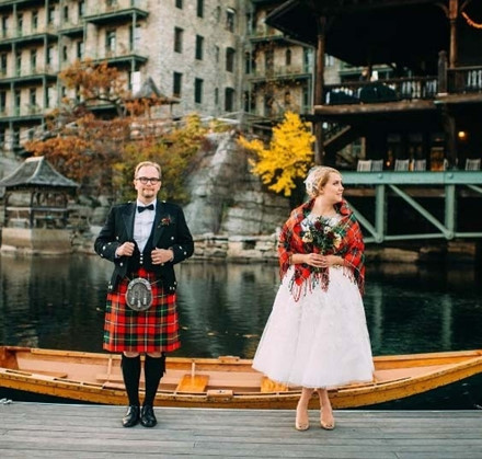 Scotland: Ở Scotland, chú rể thường mặc váy của gia tộc của mình. Sau lễ cưới, chú rể đặt một khăn choàng nổi bật với màu sắc của gia tộc mình quanh vai cô dâu để tượng trưng cho thành viên của mình trong gia đình mới của cô dâu.