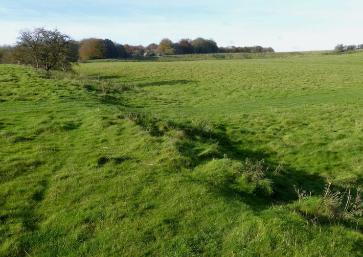 2. Tại di chỉ Durrington Walls, gần vòng tròn đá Stonehenge nổi tiếng của Anh, giới khảo cổ đã tìm thấy một lượng lớn di vật bằng đá có niên đại khoảng 2.500 năm TCN. Đây có thể là vật dùng làm dấu mốc để hướng dẫn người hành hương đến các điểm thờ phụng thời tiền sử.