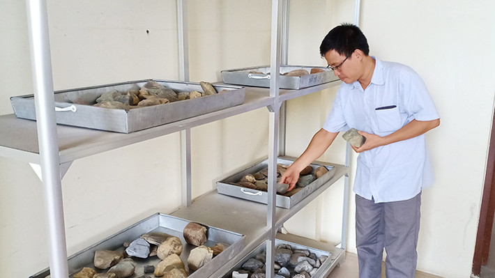 Tháng 7/2020, trong cuộc khảo sát một số hang động nằm trong vùng lõi Vườn Quốc gia Ba Bể, nhiều di tích cư trú của người tiền sử thuộc giai đoạn hậu kỳ đá cũ, cách nay gần 20 nghìn năm đã được phát hiện. Đó là 54 di vật đá gồm các loại hình công cụ: chặt thô, mũi nhọn, hình bầu dục, chày nghiền... Ảnh: Báo Nhân Dân.