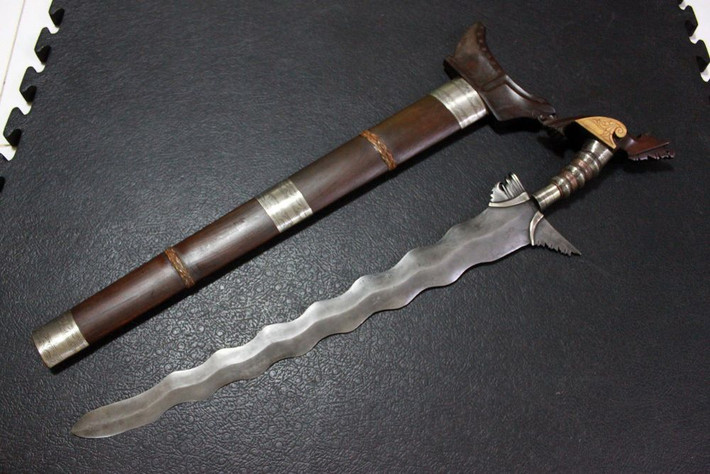 Kiếm Kris hay Keris là một loại vũ khí cổ độc đảo có nguồn gốc từ đảo Java ở Indonesia và du nhập vào một số quốc gia khác ở Đông Nam Á.