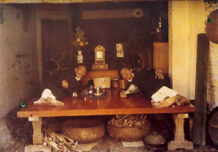 Hai người đàn ông tại Hà Nội năm 1915.