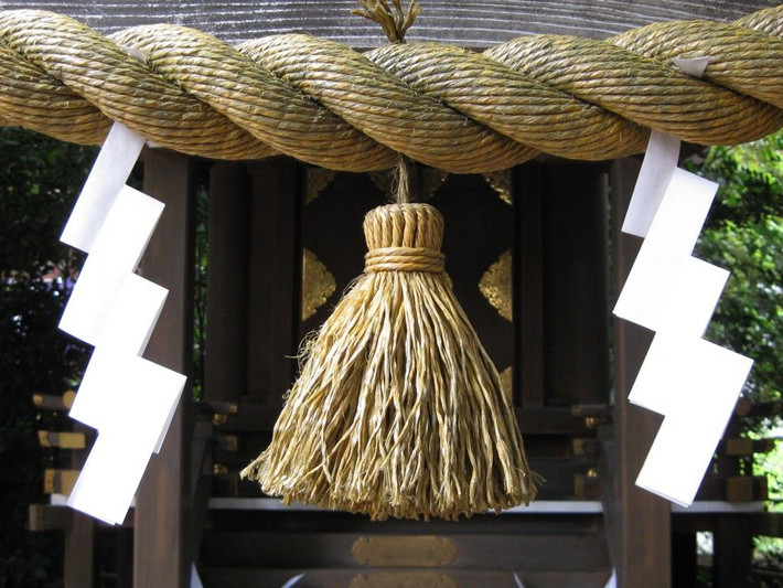 Nguồn gốc ra đời của sợi dây thừng Shimenawa không được ghi lại rõ ràng. Theo một truyền thuyết, thần Susanoo sống ở tỉnh Tottori đã chỉ dẫn cho người dân đan rơm thành dây thừng treo hai bên đường để đuổi tà ma.