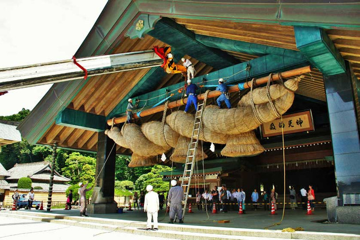Những sợi Shimenawa lớn có thể có đường kính lên tới hơn 1 mét, mất cả năm trời để thực hiện. Cho đến nay, kỷ lục về độ lớn thuộc về Shimenawa của đền Lớn Izumo Taisha ở tỉnh Shimane trên đảo Honshu.