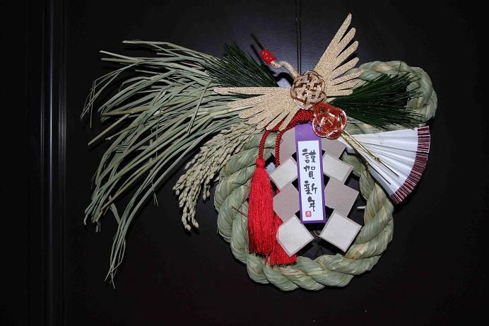 Người Nhật Bản cũng tin rằng Shimenawa có thể xua đuổi tà ma. Vì vậy vào mỗi dịp năm mới, chúng được biến tấu thành vật trang trí để treo trước cửa nhà, thể hiện ước muốn may mắn, thịnh vượng trong năm mới và xua đuổi tà ma, bệnh tật…