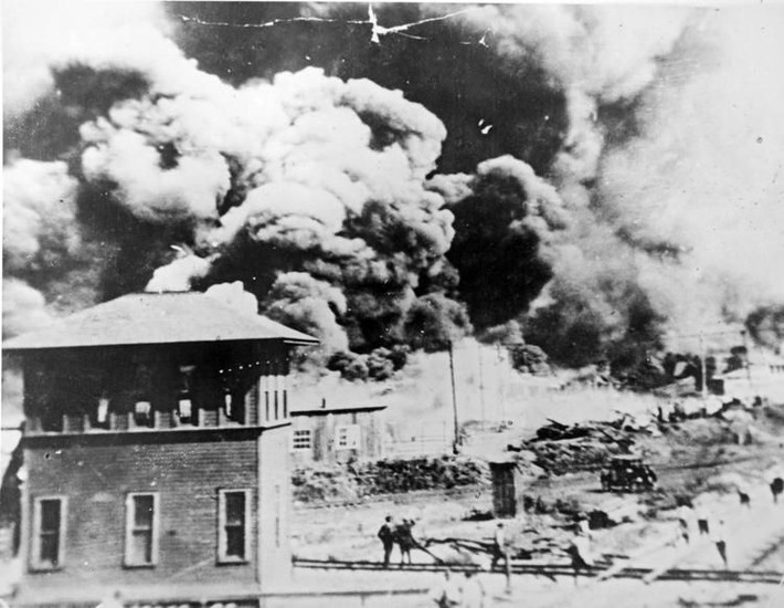 31/5 -1/6/1921: Bùng nổ cuộc thảm sát chủng tộc Tulsa, một trong những vụ bạo lực chủng tộc hàng loạt tồi tệ nhất trong lịch sử nước Mỹ. Khoảng 100-300 da màu đã bị giết hại cùng 1.250 ngôi nhà bị phá trong thảm kịch này.