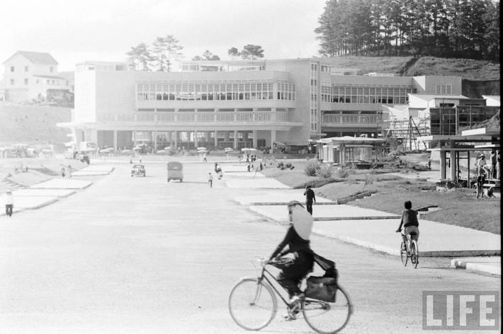 Đường dẫn vào chợ Đà Lạt, nay là đường Nguyễn Thị Minh Khai. Ảnh: John Dominis / Life.