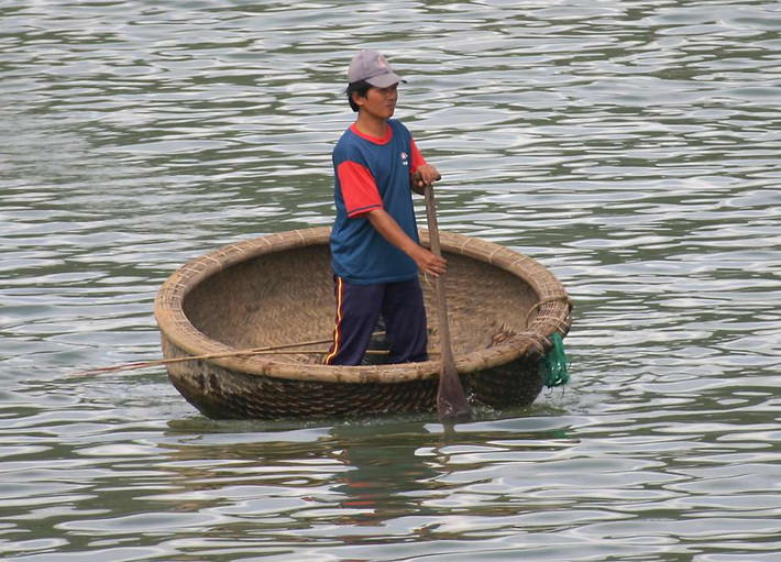 Người ngư dân chèo thuyền thúng trên sông Cái ở Nha Trang. Ảnh: Richard-seaman.com.