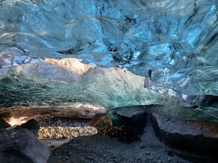 Hang động băng Vatnajökull là những cấu trúc tạm thời xuất hiện ở rìa của sông băng và có thể sụp đổ bất cứ lúc nào. Ảnh: Glacier Journey.