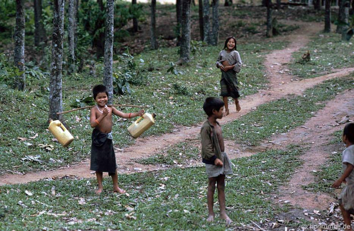 Trẻ em người Bru – Vân Kiều. Ảnh: Hpgrumpe.de.