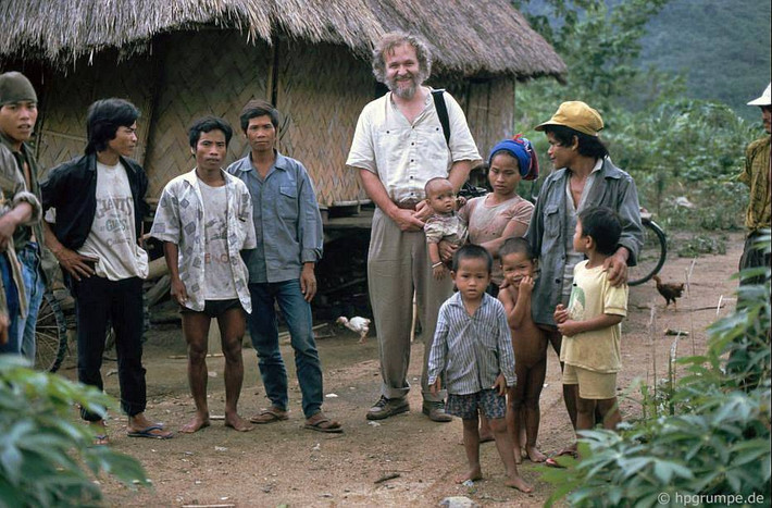 Tác giả bộ ảnh - ông Hans-Peter Grumpe - giao lưu với dân bản. Ảnh: Hpgrumpe.de.