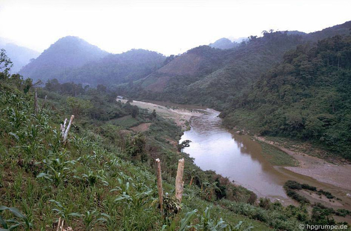 Một hình ảnh khác về sông Đakrông nhìn từ đường Hồ Chí Minh. Ảnh: Hpgrumpe.de.