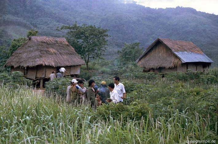 Bản của người Bru – Vân Kiều trên tuyến đường lịch sử. Ảnh: Hpgrumpe.de.