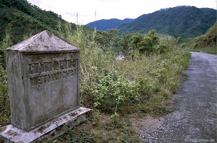 Một đoạn đường Hồ Chí Minh ở phía Tây tỉnh Quảng Trị, năm 1992. Đoạn đường này do nước bạn Cuba giúp đỡ Việt Nam xây dựng, dẫn đến A Lưới, Thừa Thiên Huế. Bên đường có tấm bia ghi nhớ tình hữu nghị Việt Nam - Cuba. Ảnh: Hpgrumpe.de.