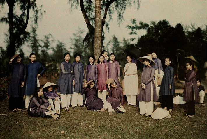 Nhóm nữ sinh trường Đồng Khánh. Ảnh: W. Robert Moore / National Geographic Society / Corbis
