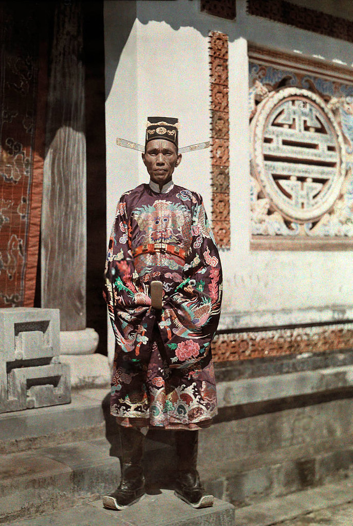 Ông quan văn đứng trước điện Cần Chánh. Ảnh: W. Robert Moore / National Geographic Society / Corbis