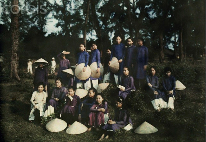 Nhóm nữ sinh trường Đồng Khánh. Ảnh: W. Robert Moore / National Geographic Society / Corbis