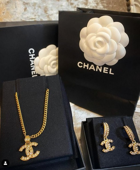 br/> Đam mê phụ kiện nên ca sĩ Minh Hằng lại ưu ái tậu loạt vòng cổ, khuyên tai từ Chanel.
