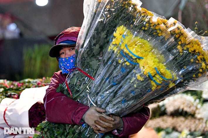 Hoa ở chợ Quảng Bá được đánh giá là đẹp và tươi hơn các chợ hoa khác ở Hà Nội. Chợ hoa Quảng Bá không chỉ phục vụ cho khách bán buôn trên địa bàn Thủ đô mà còn cho cả khách lẻ đến tham quan và mua sắm.