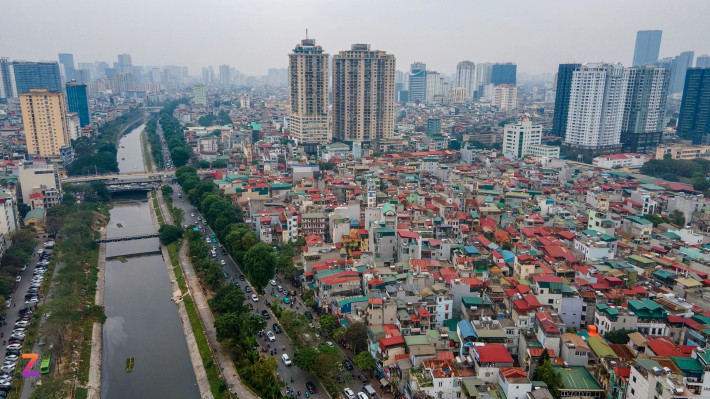 Ngày 2/1, Sở GTVT Hà Nội vừa đề xuất đầu tư dự án Vành đai 2 trên cao và dưới thấp (đoạn Ngã Tư Sở - Cầu Giấy) thời gian từ nay đến 2025 với tổng mức đầu tư dự kiến lên đến 8.500 tỷ đồng. Tuyến đường vành đai 2 có vai trò rất quan trọng trong thúc đẩy phát triển kinh tế - xã hội, đồng thời kết nối giao thông Hà Nội với các tỉnh thành lân cận.