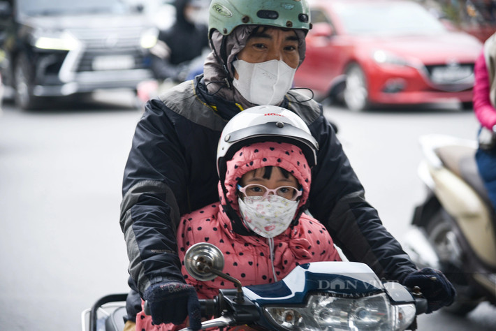 Áo lông phũ, khăng quàng, găng tay là những thứ không thể thiếu khi ra đường vào thời tiết này. Trẻ nhỏ được người nhà trang bị áo ấm đầy đủ khi đi ngoài đường.