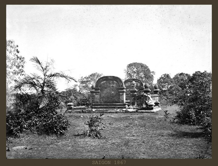 Một ngôi mộ bề thế.