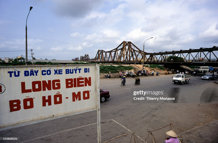 Cầu Long Biên nhìn từ bến xe buýt Long Biên trên đường Yên Phụ, Hà Nội tháng 5/1997. Ảnh: Thierry Tronnel / Corbis via Getty Images.