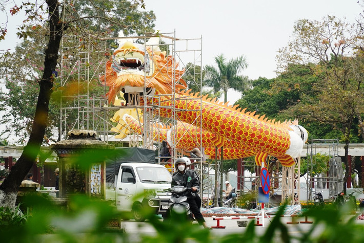 Theo cơ quan chức năng TP. Huế,linh vật rồngđược chọn đặt tại bia Quốc học Huế làrồng triều Nguyễn, với thiết kế là sự tổng hòa của hình tượng rồng lớn, kết hợp với tạo hình trăm hoa đua nở.