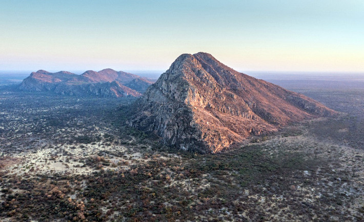 Tsodilo là một vùng đồi nằm ở phía Tây Bắc đất nước Botswana. Khu vực này được phân chia thành 3 ngọn đồi chính với tên gọi là Đồi Đàn ông, Đồi Phụ nữ, Đồi trẻ em cùng một ngọn đồi nhỏ không tên. Ảnh: Desert & Delta Safaris.