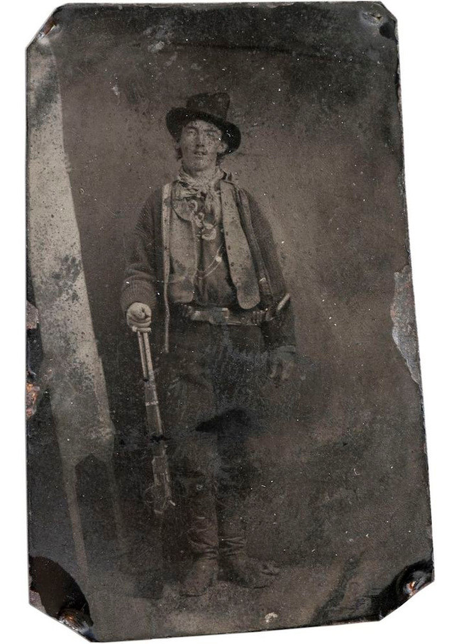 Bức ảnh "Billy the Kid" chụp trong khoảng năm 1879 - 1880 của một nhiếp ảnh gia không rõ danh tính được bán cho nhà sưu tập William Koch với giá 2.300.000 USD. Bức ảnh duy nhất chụp chân dung Billy the Kid, tên tội phạm nổi tiếng nước Mỹ với tội danh giết 21 người.