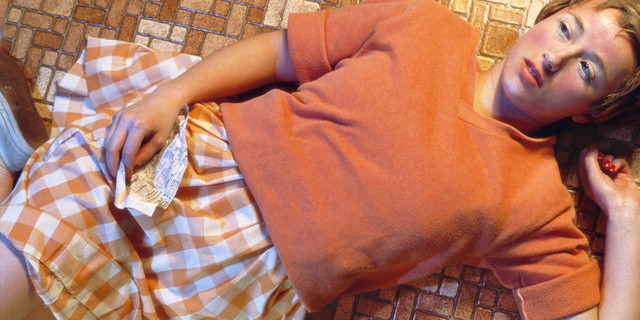 Bức ảnh "Không đề số 96" (Untitled # 96) của nữ nhiếp ảnh gia Cindy Sherman chụp năm 1981 đã được bán với 3.890.500 USD vào năm 2011 cho một nhà sưu tầm giấu tên. Bức ảnh chụp một cô gái mới lớn đang nằm ngửa và nhìn xa xăm, trên tay là mẩu quảng cáo hẹn hò của một tờ báo.