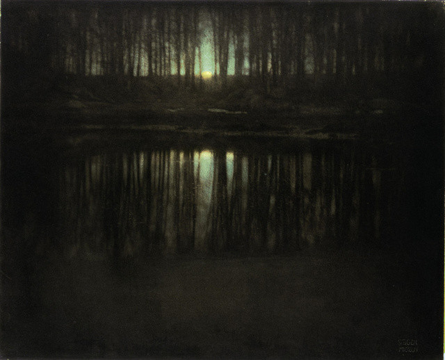 Bức ảnh "Lake in the Moonlight" chụp năm 1904 của họa sĩ trường phái ấn tượng Edward Steichen được bán với 2.928.000 USD. Tác phẩm này là một trong những bức ảnh màu đầu tiên của thế giới.