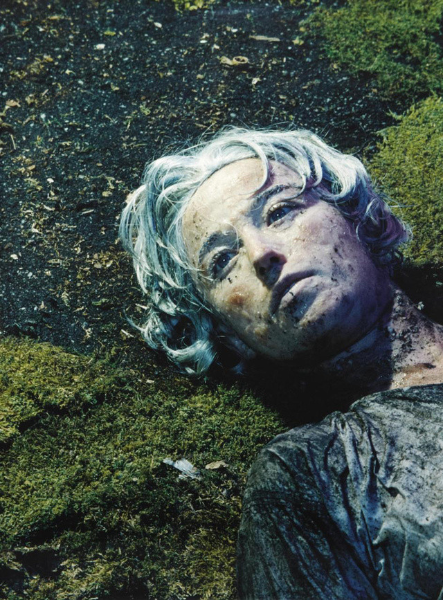 Bức ảnh "Không đề số 153" (Untitled # 153) chụp năm 1985 của nữ nhiếp ảnh gia Cindy Sherman được bán với giá 2.770.500 USD. Bức ảnh có màu sắc tê tái này chụp thi thể dính đầy bùn đất của một người phụ nữ.