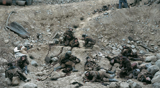 Bức ảnh "They say the dead soldiers" chụp năm 1992 của nhiếp ảnh gia Canada Jeff Wall đã được bán với giá 3.666.500 USD. Bức ảnh lấy cảm hứng từ cuộc chiến tranh ở Afganistan là một tác phẩm sắp đặt, với tất cả những nhân vật trong ảnh là người được thuê làm mẫu.