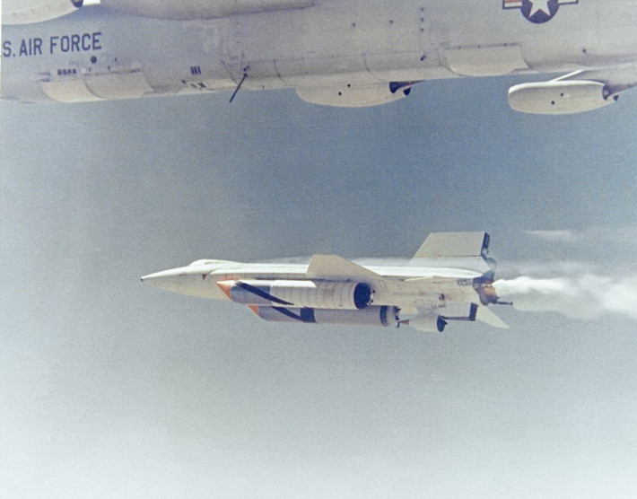 Do khả năng bay được ở độ cao 17.000m, B-52 đã được NASA trưng dụng cho các hoạt động thử nghiệm khí tài bay mới của cơ quan này như X-15 , chiếc máy bay có người lái nhanh nhất từng được sản xuất hay X-43, mẫu máy bay không người lái có tốc độ cao nhất thế giới.