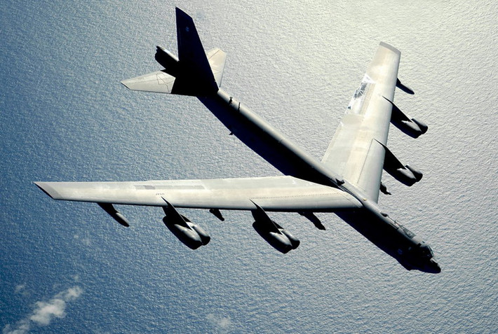 Các thông số chính của B-52: Đội bay gồm 05 người, chiều dài 48,5m, sải cánh 34m, trọng lượng không tải 83.250 kg, trọng lượng có tải 120.000 kg, trọng lượng cất cánh tối đa 220.000 kg, tốc độ cao nhất 1.000 km/h, bán kính chiến đấu 7.210 km, tầm bay tối đa 15.000 km, trần bay 17.000m.