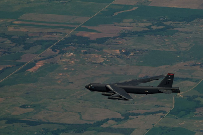 Đến tháng 1/1962, một chiếc B-52 đã bay 12.500 km từ Nhật Bản đến Tây Ban Nha mà không dừng lại hay tiếp nhiên liệu. Theo thống kê, B-52 đã phá vỡ tới 11 kỷ lục khác nhau.