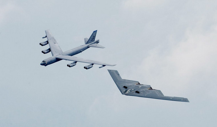 Trong khi những máy bay ném bom mới đã được ra đời, như máy bay ném bom tàng hình B-2, B-52 vẫn được trọng dụng do những ưu điểm của nó .