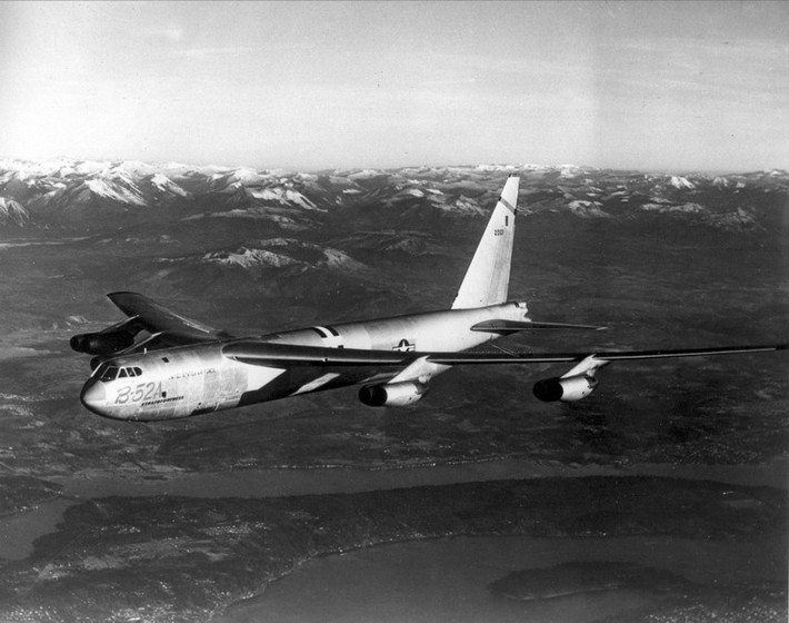 Chiếc “Pháo đài bay” B-52 đầu tiên cất cánh vào ngày 5/8/1954. Nó là phiên bản B-52A, được đặt biệt danh là BUFF, viết tắt của Big Ugly Fat Friend (ông bạn to béo thô kệch).